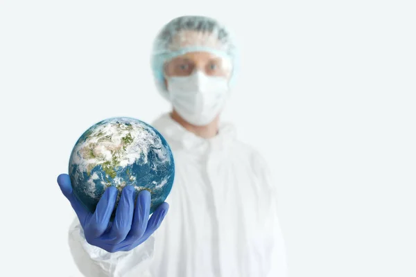 Doktor Gezegeni Elinde Tutuyor. Coronavirus Konsepti