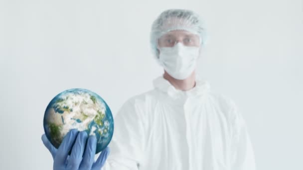 Doktor Trzyma Planetę Garści Koncepcja Koronawirusa — Wideo stockowe