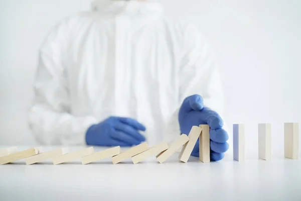 Doktor Düşen Domino 'yu durdurdu. Salgın Konsepti.