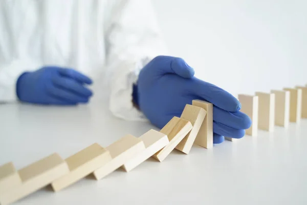 Doktor 'un Eldiveni Düşen Domino' yu Durdurun. Salgın Konsepti.