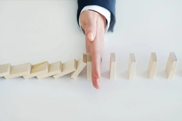 İşadamının Eli Düşen Domino 'yu Durdurun. 