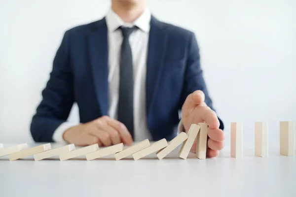 Uomo Affari Fermato Effetto Domino — Foto Stock