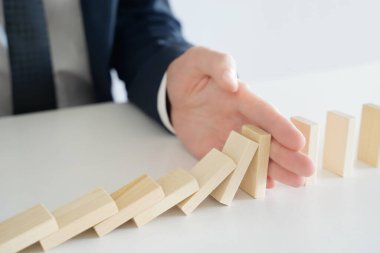 İşadamı Düşen Domino 'yu elleriyle durdurdu. Yakın çekim çekim..