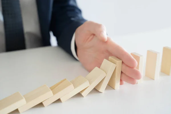 Geschäftsmann Stoppte Den Fallenden Dominostein Hand Nahaufnahme — Stockfoto