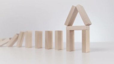 Düşen Domino Ev Şeklinde Şekil Değiştiriyor. Yavaş Hareket