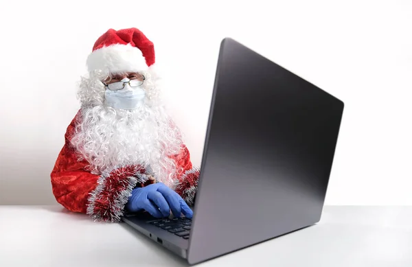 Cerrahi Maskeli Noel Baba Laptop Kullanıyor.