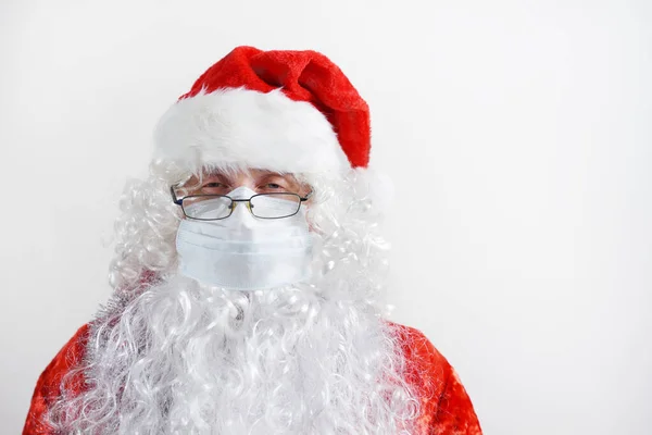 Beyaz Arkaplanda Cerrahi Maskeli Noel Baba