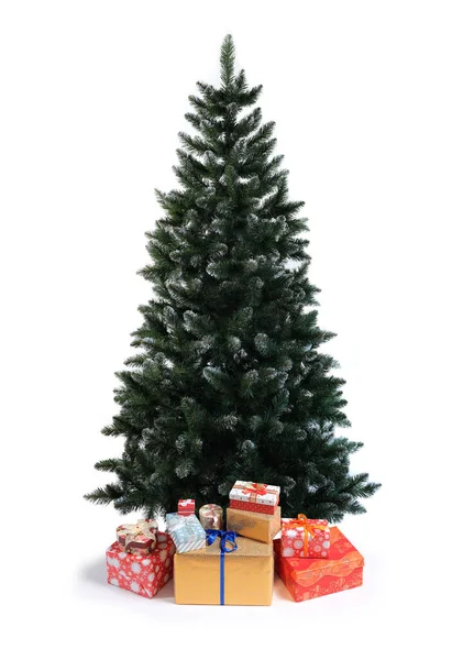 Beyaz arka planda izole edilmiş Ağaçta Oyuncaksız Noel Ağacı