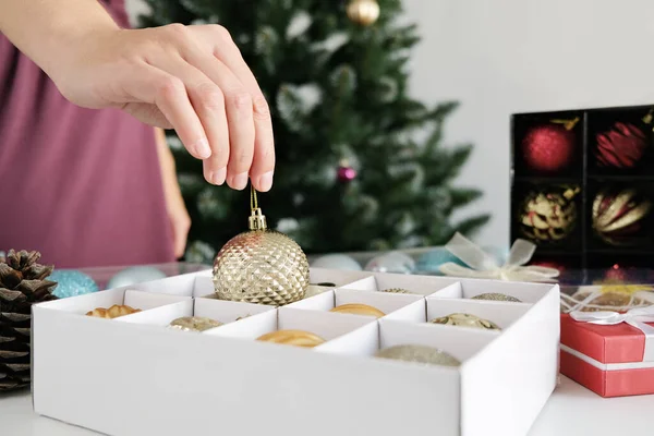 Noel Ağacı Süsleme Genç Kadın. Oyuncakla El. Yakın çekim Seçici Odaklanma