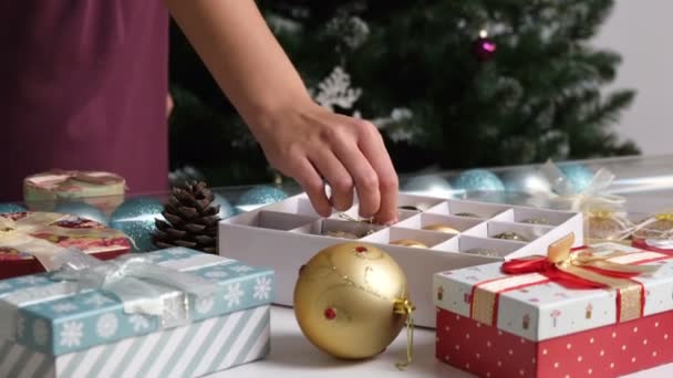 Mujer Joven Decorando Árbol Navidad Enfoque Selectivo — Vídeo de stock