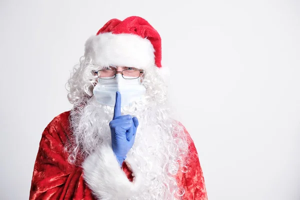 Święty Mikołaj Masce Chirurgicznej Rękawiczki Trzymając Palec Pobliżu Ust — Zdjęcie stockowe
