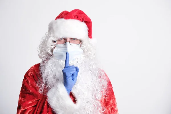 Babbo Natale Maschera Chirurgica Guanti Tenendo Dito Vicino Alle Labbra Fotografia Stock