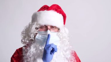 Cerrahi Maskeli ve Eldivenli Noel Baba Parmaklarını Dudaklara Yakın Tutuyor