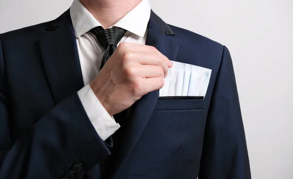 İş adamı cepten cerrahi maske alıyor