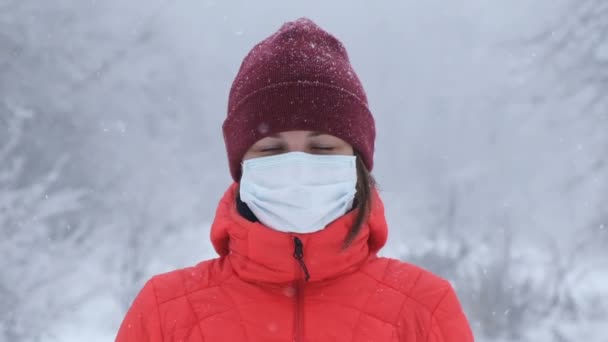 Portret Van Jonge Vrouw Gezicht Masker Winter Achtergrond Met Sneeuwvlokken — Stockvideo