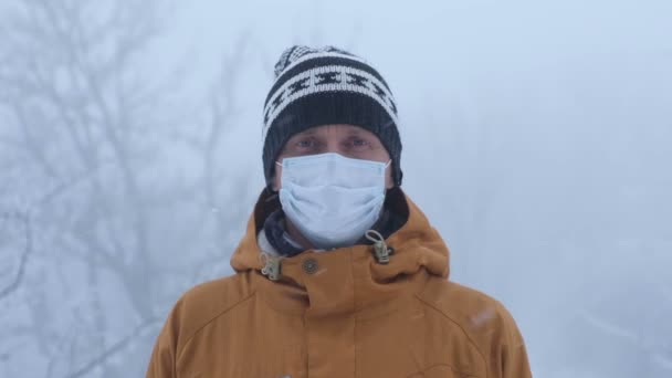 Portret Van Jonge Man Het Gezicht Masker Kijkend Naar Camera — Stockvideo