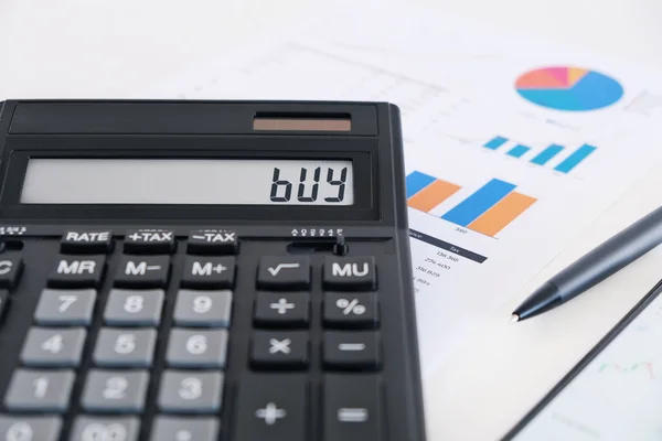 Ekranda Satın Almayı Gösteren Hesaplayıcı. Mali Danışman Konsepti.