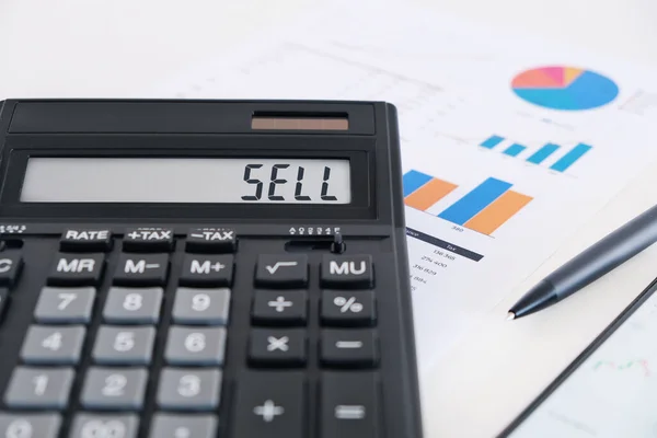 Ekranda Satışları Gösteren Hesap Makinesi. Mali Danışman Konsepti.