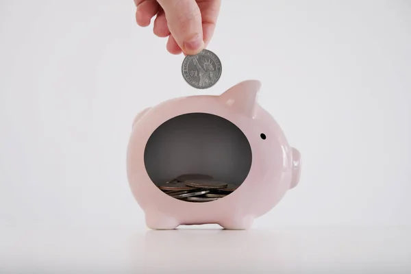 Şeffaf kenarlı Piggy Bank 'a Para Koymak.