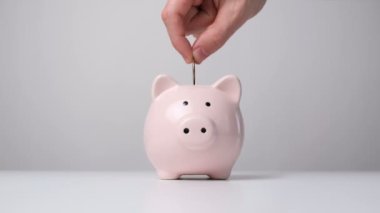 Piggy Bank 'ın ön görüntüsüne madeni para koyma