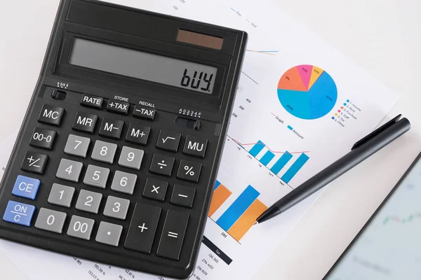 Ekranda Satın Almayı Gösteren Hesaplayıcı. Mali Danışman Konsepti. Üst Görünüm