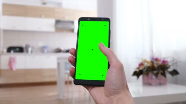 Людина Вдома Використовує Смартфон Зеленим Екраном Прокручування Торкання Зупинка Жести — стокове відео
