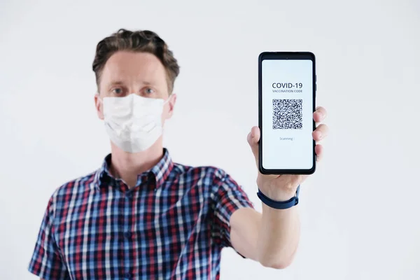 Smartphone 'da Aşılama Kodu Gösteren Yüz Maskeli Adamlar 