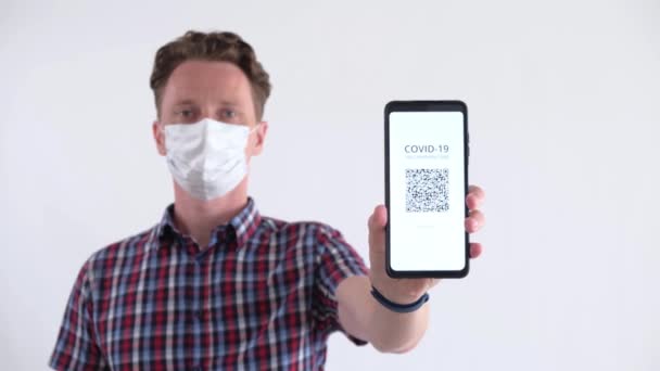 戴口罩的男子在智能手机上显示Qr疫苗接种密码 — 图库视频影像