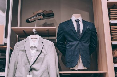 Butikte gömleği olan bir ceket.