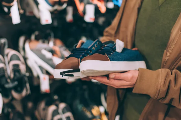 Tipo Tiene Mano Scarpe Ginnastica Supermercato — Foto Stock