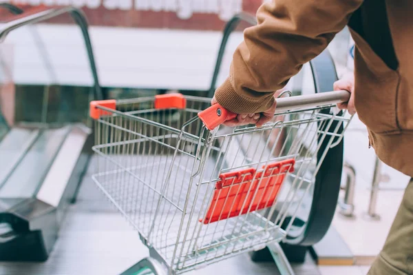 Tipo Está Segurar Carrinho Supermercado — Fotografia de Stock