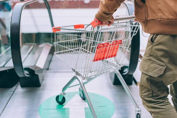 Ten Chlap Drží Vozík Supermarketu — Stock fotografie