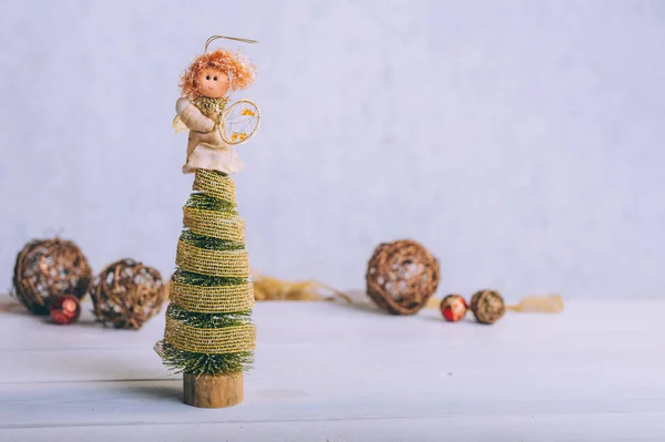 Yeni yıl ve Noel için şenlikli kompozisyon. Tahta bir masanın üzerindeki süslemeli Noel ağacı