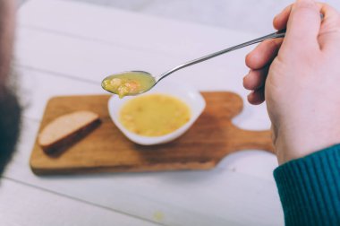 Adam kaseden çorba içiyor.