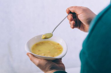 Adam kaseden çorba içiyor.