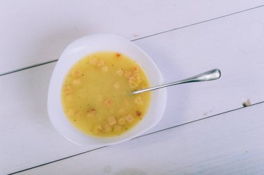 Tahta bir masada çorba kasesinde çorba.