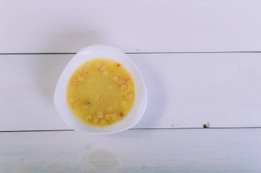 Tahta bir masada çorba kasesinde çorba.