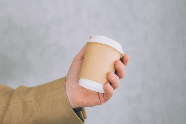 Uomo Tiene Modello Una Tazza Carta Caffè Uno Sfondo Leggero — Foto Stock