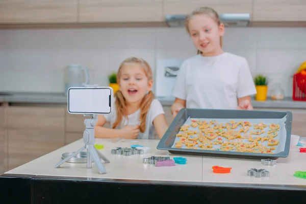 Δύο Bloggers Αδελφές Φτιάχνουν Cookies Και Βιντεοσκοπούν Εκπαιδευτικά Βίντεο Ένα Φωτογραφία Αρχείου