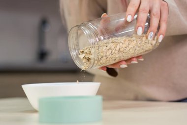 Annem mutfakta ballı ve meyveli yulaf ezmesi hazırlar.