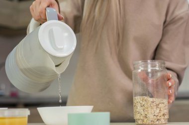 Annem mutfakta ballı yulaf ezmesi hazırlıyor.