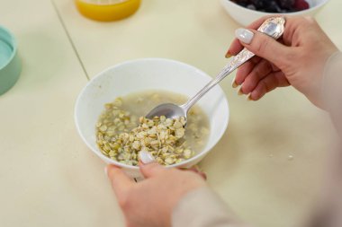 Annem mutfakta ballı yulaf ezmesi hazırlıyor.