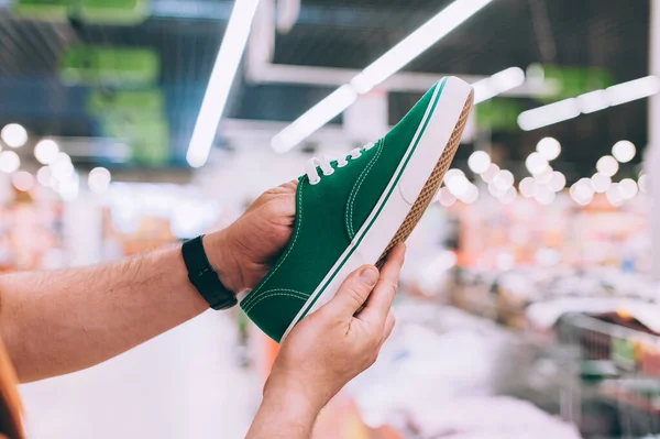 Uomo Nel Negozio Sta Scegliendo Nuove Scarpe Ginnastica Verdi — Foto Stock