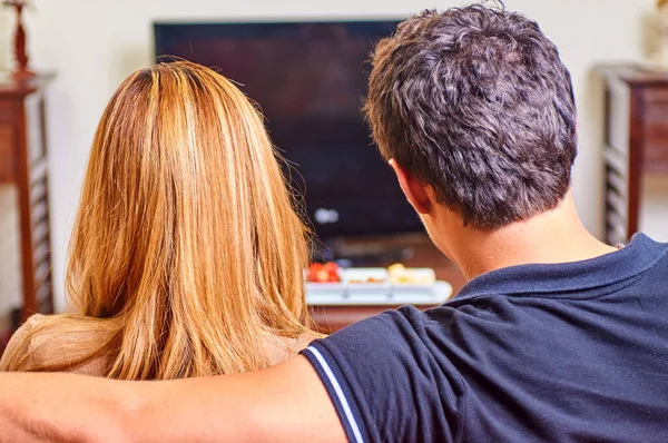 Casal Assistindo Ter Uma Noite Cinema Casa Imagem De Stock