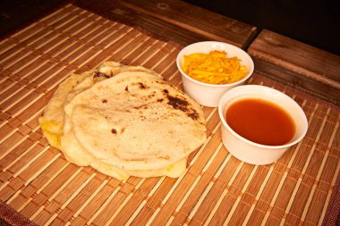 El Salvador 'dan geleneksel bir yemek olan nuegados ile pupusas çanağının fotoğrafını çek.