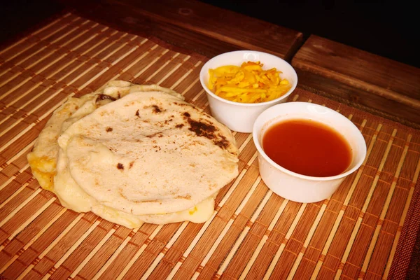 Cerca Foto Pupusas Plato Con Nuegados Una Comida Tradicional Salvador — Foto de Stock