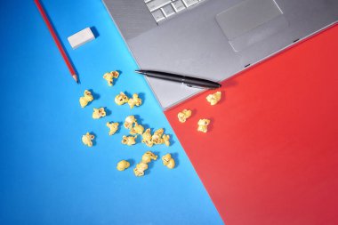 Üst görünüm Macbook dizüstü bilgisayarı ve patlamış mısır eğitimi için hazır.