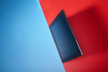 Ipad tableti üst görünüm konsepti film gecesi yayınına hazır