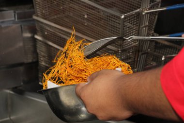 Suşi sosu için taze kızarmış havuç.