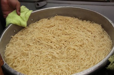 Wafu Japon makarnası mutfak restoranında hazırlanıyor.